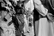 Kabul, Afghanistan, 2010: Dorf&auml;ltester und M&auml;dchen bei einer &bdquo;Dschirga&ldquo; &uuml;ber den Bau eines Kanals mit Soldaten der US-Armee im Kunar-Tal