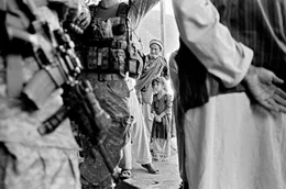Kabul, Afghanistan, 2010: Dorf&auml;ltester und M&auml;dchen bei einer &bdquo;Dschirga&ldquo; &uuml;ber den Bau eines Kanals mit Soldaten der US-Armee im Kunar-Tal