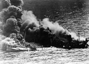 80-G-2183: Deutsche U-Boot-Angriffe, Zweiter Weltkrieg. Der US-Tanker SS Dixie Arrow brennt vor Cape Hatteras, 26. M&auml;rz 1942. Er wurde an der Steuerbordseite von zwei Torpedos der U-71 getroffen. Die USS Tarbell (DD 142) nahm die &Uuml;berlebenden auf, doch das Schiff sank schlie&szlig;lich sp&auml;ter an diesem Tag. Offizielles Foto der US-Marine, jetzt in den Best&auml;nden des Nationalarchivs.