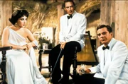 Nach ihrer &uuml;berst&uuml;rzten Hochzeit entdeckt Ruth (Elizabeth Taylor, li.) auf Sri Lanka neue Seiten an ihrem Mann John (Peter Finch, Mi.), die ihr absolut nicht gefallen, und f&uuml;hlt sich zu dem Plantagen-Aufseher Dick (Dana Andrews, re.) hingezogen.