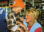 "Mama, ich bin dumm!" Rita (Gaby K&ouml;ster) tr&ouml;stet ihren Sohn Markus (Marius Theobald) nach einer mi&szlig;ratenen Mathematikarbeit.