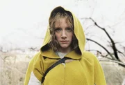 Um Lucius&rsquo; Leben zu retten, wagt sich die blinde Ivy Walker (Bryce Dallas Howard) in den undringlichen Wald. Doch die Waldwesen haben die Jagd auf die Dorfbewohner bereits er&ouml;ffnet ...