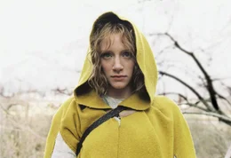 Um Lucius&rsquo; Leben zu retten, wagt sich die blinde Ivy Walker (Bryce Dallas Howard) in den undringlichen Wald. Doch die Waldwesen haben die Jagd auf die Dorfbewohner bereits er&ouml;ffnet ...