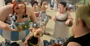 "Asterix im Land der G&ouml;tter", Die unbesiegbare Macht Roms hat ganze Kontinente einverleibt - nur das kleine gallische Dorf von Asterix und Obelix leistet noch als letztes Widerstand. Julius Caesar verfolgt einen perfiden Plan, um es endg&uuml;ltig in die Knie zu zwingen. Eine Trabantenstadt f&uuml;r wohlhabende R&ouml;mer soll rundum im Wald errichtet werden, das Dorf zum Vorort verkommen. Tats&auml;chlich lassen sich die Gallier vom Luxusleben im 'Land der G&ouml;tter' verf&uuml;hren. Caesar hat die Rechnung allerdings ohne Asterix, Obelix und den Zaubertrank gemacht.  SENDUNG: ORF eins - SO - 12.04.2020 - 11:55 UHR. - Veroeffentlichung fuer Pressezwecke honorarfrei ausschliesslich im Zusammenhang mit oben genannter Sendung oder Veranstaltung des ORF bei Urhebernennung.