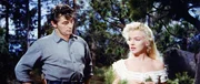 Auf der Flucht vor Indianern kommen sich Matt (Robert Mitchum, l.) und Kay (Marilyn Monroe, r.) bedeutend n&auml;her ...