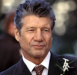 Obwohl Melanie aus Scham &uuml;ber die l&auml;ndliche Herkunft ihrer Eltern eine Geschichte erfunden hat, ist ihr Vater Earl (Fred Ward) stolz auf sie ...