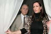 Jo Gerner (Wolfgang Bahro) und Katrin (Ulrike Frank) erkennen Lauras Verzweiflung. Jo Gerner (Wolfgang Bahro) und Katrin (Ulrike Frank) erkennen Lauras Verzweiflung.