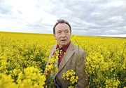 Peter Sodann als Hauptkommissar Ehrlicher in einer Tatort-Szene.