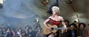 Wenn die bezaubernde Kay (Marilyn Monroe) singt, dann k&ouml;nnen die M&auml;nner nur noch staunen ...