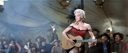 Wenn die bezaubernde Kay (Marilyn Monroe) singt, dann k&ouml;nnen die M&auml;nner nur noch staunen ...
