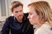 Kathi (Mandy Neidig) bringt es verzweifelt nicht &uuml;ber das Herz, Robert (Felix Maximilian) die volle Wahrheit zu beichten.