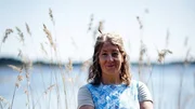 Die neugierige Nachbarin Claire mischt sich in Thomas&rsquo; Angelegenheiten.