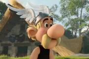 Das letzte gallische Dorf droht unterzugehen. Die R&ouml;mer versuchen in den Galliern das Verlangen nach Wohlstand zu wecken und sie so an sich zu rei&szlig;en. Findet Asterix einen Weg, sein Dorf zu sch&uuml;tzen?