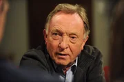 Trixis Vater Dieter (Peter Sodann) ist kurzzeitig zu Gast in Lansing.