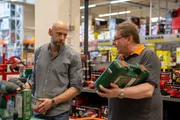 Tischler Jakob Wurnig (l.) l&auml;sst sich bei Akkuschraubern beraten.