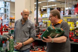 Tischler Jakob Wurnig (l.) l&auml;sst sich bei Akkuschraubern beraten.