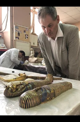 In den sogenannten Kanopen befanden sich die Eingeweide des Pharaos Tutanchamun. Verd&auml;chtige Spuren im Inneren des Deckels weisen allerdings darauf hin, dass die Gegenst&auml;nde urspr&uuml;nglich f&uuml;r jemand anderen vorgesehen waren ...