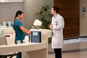 Elfina Luk (Dalisay Villanueva), Freddie Highmore (Dr. Shaun Murphy).