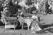 Seelenruhig sitzen Louis Mazzini (Dennis Price) und Edith D&rsquo;Ascoyne (Valerie Hobson) f&uuml;r eine Teezeit beisammen. Edith ahnt nicht, welches Schicksal ihren Ehemann Henry bald ereilen wird.