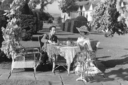 Seelenruhig sitzen Louis Mazzini (Dennis Price) und Edith D&rsquo;Ascoyne (Valerie Hobson) f&uuml;r eine Teezeit beisammen. Edith ahnt nicht, welches Schicksal ihren Ehemann Henry bald ereilen wird.