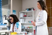 Dr. Carly Lever (Jasika Nicole, l.) und Dr. Audrey Lim (Christina Chang) Dr. Carly Lever (Jasika Nicole, l.) und Dr. Audrey Lim (Christina Chang)