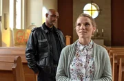 Etwas an Gemeindereferentin Jutta Gregowitz (Maria Kempken, r.) kommt Lukas Petersen (Patrick Abozen, l.) ziemlich seltsam vor.
