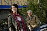 Der frisch verliebte Maximilian (Christoph M. Ohrt, r.) versucht hartn&auml;ckig Elenas (Clelia Sarto, l.) Interesse zu wecken, doch sie stellt seine Geduld auf eine harte Probe ...