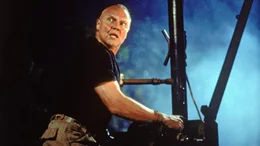 Auf dem Weg in das Expeditionsgebiet treffen sie auf den Schlangenexperten Paul Sarone (Jon Voight), der ihnen seine Hilfe anbietet. Sie ahnen nicht, dass Sarone dabei seine eigenen Pl&auml;ne verfolgt..