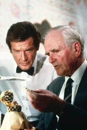 Was w&auml;re Bond (Roger Moore, l.) ohne den erfindungsreichen Q (Desmond Llewelyn, r.)?