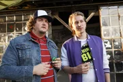 Die Br&uuml;der Malte (Daniel Zillmann, l.) und Ronnie (Tim Morten Uhlenbrock) &uuml;berlegen, wie sie den kleinen Zooladen ihrer Mutter retten k&ouml;nnen und kommen dabei einem Gangster in die Quere...