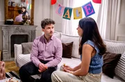ale (Yeliz Simsek) bietet Fritz (Thimo Meitner) an, erstmal bei ihr bleiben zu können, bis Erik sich beruhigt hat. ale (Yeliz Simsek) bietet Fritz (Thimo Meitner) an, erstmal bei ihr bleiben zu können, bis Erik sich beruhigt hat.