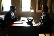 Nachdem Reid (Matthew Gray Gubler, r.) einige Tests absolvieren musste, um zu beweisen, dass er wieder im FBI arbeiten kann, findet nun ein Gespr&auml;ch mit Cooper (Forest Whitaker, l.) statt ...