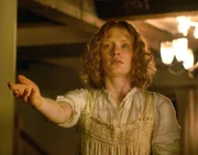 Einer muss die lebensrettenden Medikamente f&uuml;r Lucius aus der Stadt holen. Doch niemand will sich freiwillig auf den gef&auml;hrlichen Marsch durch den Wald einlassen, nur die blinde Ivy Walker (Bryce Dallas Howard) geht der Wagnis ein ...