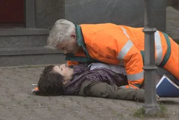 Die erste Begegnung zwischen Elena (Clelia Sarto, unten) und Maximilian (Christoph M. Ohrt, oben) verl&auml;uft ausgesprochen st&uuml;rmisch, als er sie versehentlich umrennt ...