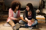 Vanessa (Julia Augustin, r.) verbindet Letizias (Jennifer Dessin-Brasching) Schusswunde am Fuß. Die beiden hoffen inständig, dass Rafael sie doch noch gehen lässt... Vanessa (Julia Augustin, r.) verbindet Letizias (Jennifer Dessin-Brasching) Schusswunde am Fuß. Die beiden hoffen inständig, dass Rafael sie doch noch gehen lässt...