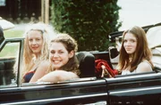 Inken (Diana Amft, l.), Victoria (Felicitas Woll, M.) und Lena (Karoline Herfurth, r.) plagt eine unendliche Qual: Sie wollen endlich wissen, wie sich ein echter Orgasmus anf&uuml;hlt. Doch die Jungen aus ihrer Klasse sind ihnen beim Erfahrungsaustausch keine Hilfe ...
