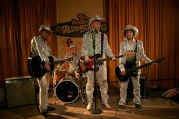 Leon (Jimi Blue Ochsenknecht, rechts) vor dem Auftritt mit seiner Band, den ?Wild Boys?.