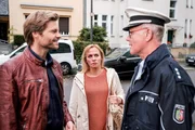 Kathi (Mandy Neidig) ringt verzweifelt mit sich, ob sie zur Polizei gehen soll. Robert (Felix Maximilian, l.), Polizist (Werner Rave) Kathi (Mandy Neidig) ringt verzweifelt mit sich, ob sie zur Polizei gehen soll. Robert (Felix Maximilian, l.), Polizist (Werner Rave)