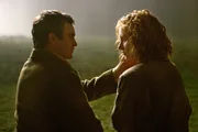 Als sich Ivy (Bryce Dallas Howard, r.) in den nachdenklichen Lucius (Joaquin Phoenix, l.) verliebt, die beiden sogar heiraten wollen, dreht der von allen als harmlos angesehene Dorftrottel Noah total durch ...