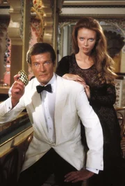 Bei der liebreizende Magda (Kristina Wayborn, r.) findet James Bond (Roger Moore, l.) Unterst&uuml;tzung ...