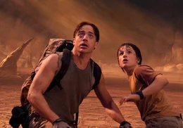 Werden von einem aufgebrachten Giganotosaurus angegriffen: Trevor Anderson (Brendan Fraser, l.) und sein 13-j&auml;hriger Neffe Sean (Josh Hutcherson, r.) ...