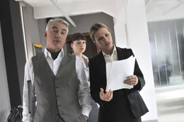 Wenn Maximilian (Christoph M. Ohrt, l.) schon mal im B&uuml;ro auftaucht, vertreibt er sich die Zeit gern mit Zimmer-Minigolf und &uuml;berl&auml;sst die Arbeit seiner Sekret&auml;rin Frau Neumann (Nadja Becker, M.) und der Gesch&auml;ftsf&uuml;hrerin Kirstin Ullrich (Nadeshda Brennicke, r.) ...