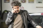 Manuel (Daniel Sellier) befürchtet, dass Kathi zur Polizei geht. Manuel (Daniel Sellier) befürchtet, dass Kathi zur Polizei geht.