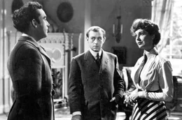 Der nichtsahnende Henry (Alec Guinness, Mi.) l&auml;dt Louis Mazzini (Dennis Price, li.) zu sich nach Hause ein, wo dieser zum ersten Mal seiner Frau, der bezaubernden Edith (Valerie Hobson, re.), begegnet.