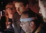Mit der Hilfe seiner Freunde vom einsamen Sch&uuml;tzen, Langley (Dean Haglund, l.), Frohike (Tom Braidwood, 2.v.r.) und Byers (Bruce Harwood, r.) kommt Mulder (David Duchovny, 2.v.l.) an eine wichtige Telefonnummer, die ihn bei seinen Ermittlungen weiterbringt.