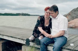Arja Ahtaanluomas Alltag ist durch die Amputationen stark eingeschr&auml;nkt, doch eine Handtransplantation k&ouml;nnte ihr ein St&uuml;ck Selbstst&auml;ndigkeit zur&uuml;ckgeben.