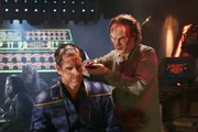 Archer (Scott Bakula, l.) beamt sich auf das klingonische Schiff, um Phlox (John Billingsley, r.) zu befreien und stellt sich dann als Testperson zur Verf&uuml;gung. Phlox injiziert ihm das Virus, um dann das Antivirus gewinnen zu k&ouml;nnen ...