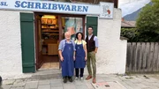 Dominik Gl&ouml;bl (rechts) mit Bernhard Matheisl und dessen Nichte Sabina Matheisl vor dem Familienunternehmen Buchbinderei Schreibwaren Matheisl.