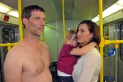Alexander (Clemens L&ouml;hr) versucht in der U-Bahn vor Katrin (Ulrike Frank) trotz seines ungew&ouml;hnlichen Outfits die Fassung zu bewahren.