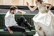 Die junge Louise (Elsa Dreisig) und ihr Geliebter Julien (Adam Smith) in der Neuinszenierung von Gustave Charpentiers Opernerfolg &bdquo;Louise&ldquo;